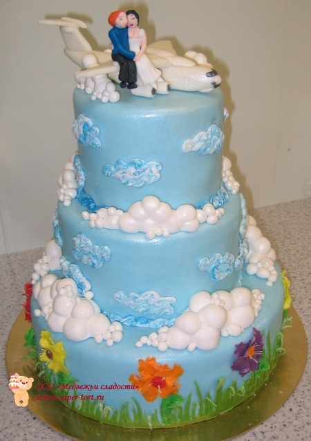Свадебный трехъярусный торт  Небо, влюбленные на крыле самолета